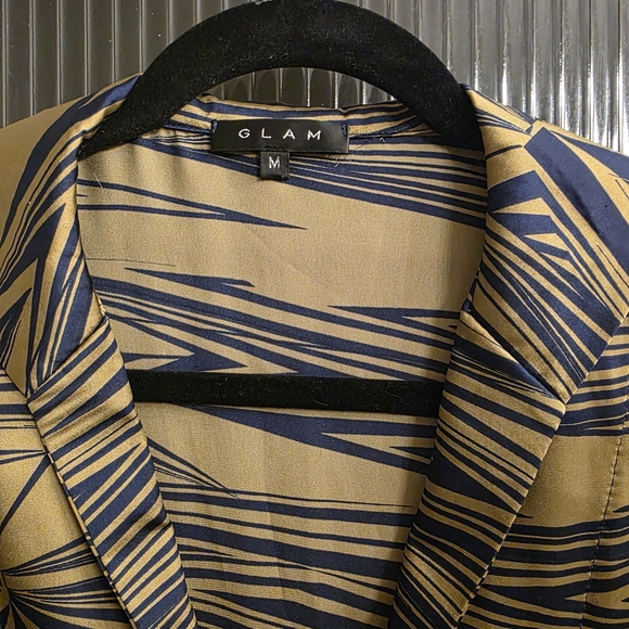 Stylish Gold and Black Patterned Blouse - Picture 2 of 3